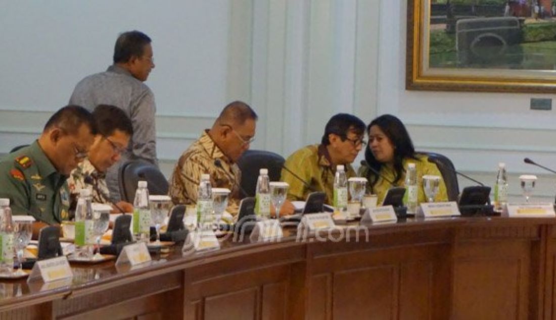 Suasana sebelum rapat terbatas membahas tentang pencegahan terorisme yang dipimpin Presiden Joko Widodo di kantor presiden, Jakarta, Kamis (21/1). Foto: Natalia/JPNN.com - JPNN.com