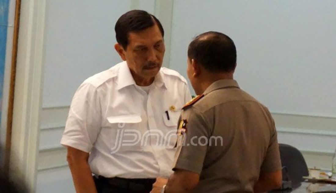 Suasana sebelum rapat terbatas membahas tentang pencegahan terorisme yang dipimpin Presiden Joko Widodo di kantor presiden, Jakarta, Kamis (21/1). Foto: Natalia/JPNN.com - JPNN.com