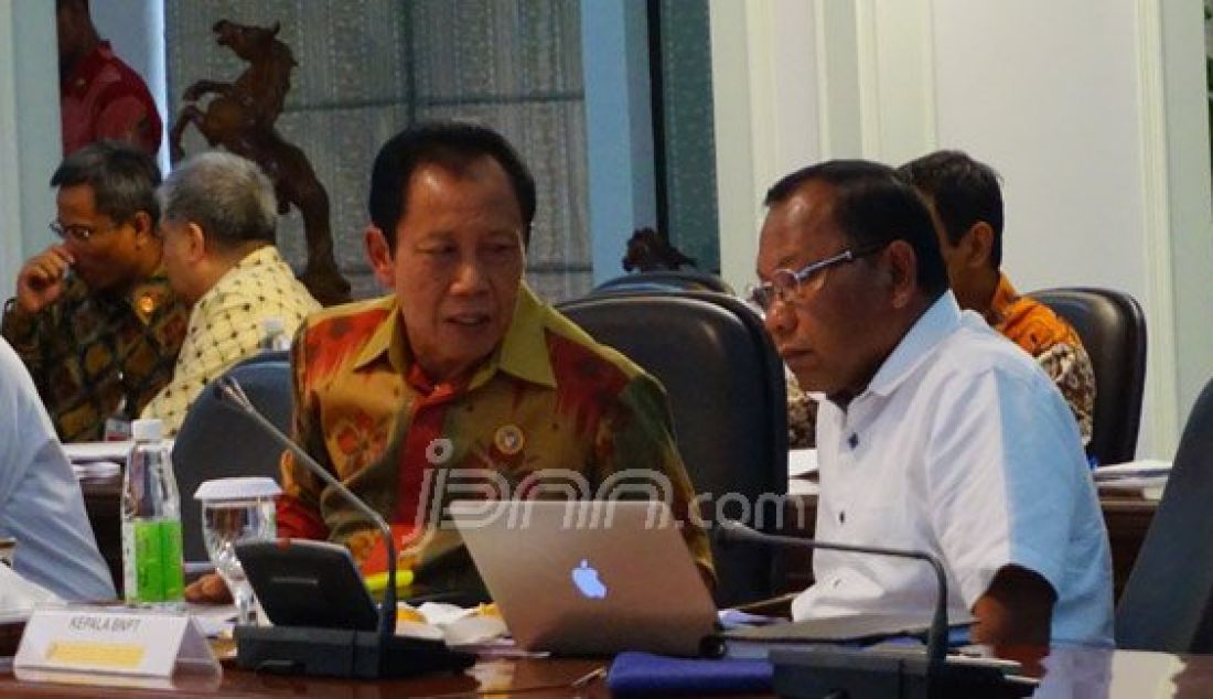 Suasana sebelum rapat terbatas membahas tentang pencegahan terorisme yang dipimpin Presiden Joko Widodo di kantor presiden, Jakarta, Kamis (21/1). Foto: Natalia/JPNN.com - JPNN.com