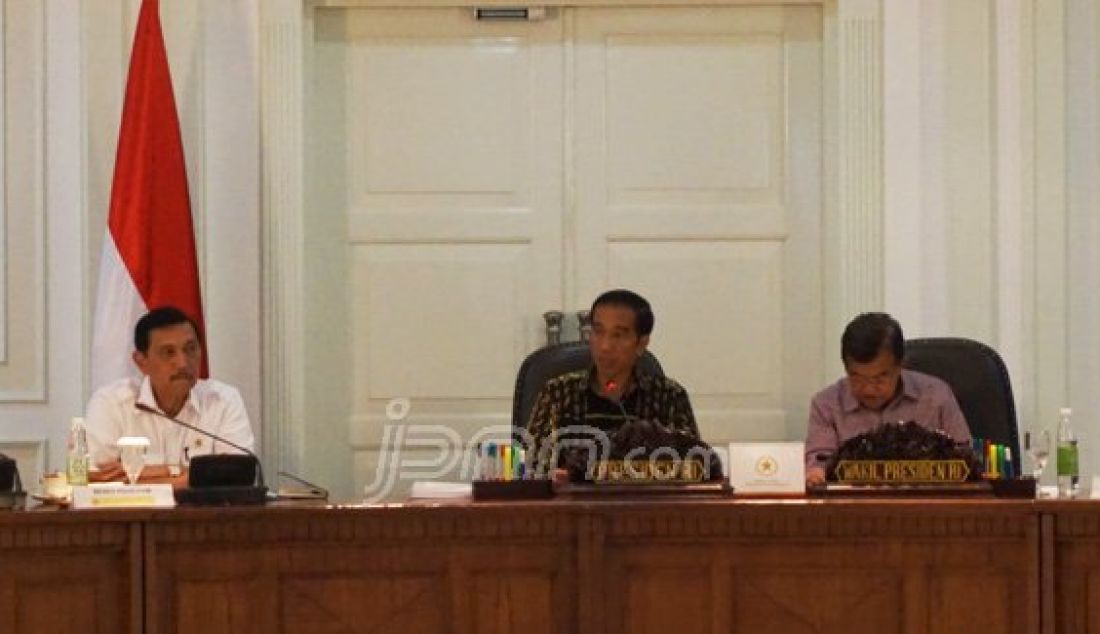 Suasana sebelum rapat terbatas membahas tentang pencegahan terorisme yang dipimpin Presiden Joko Widodo di kantor presiden, Jakarta, Kamis (21/1). Foto: Natalia/JPNN.com - JPNN.com