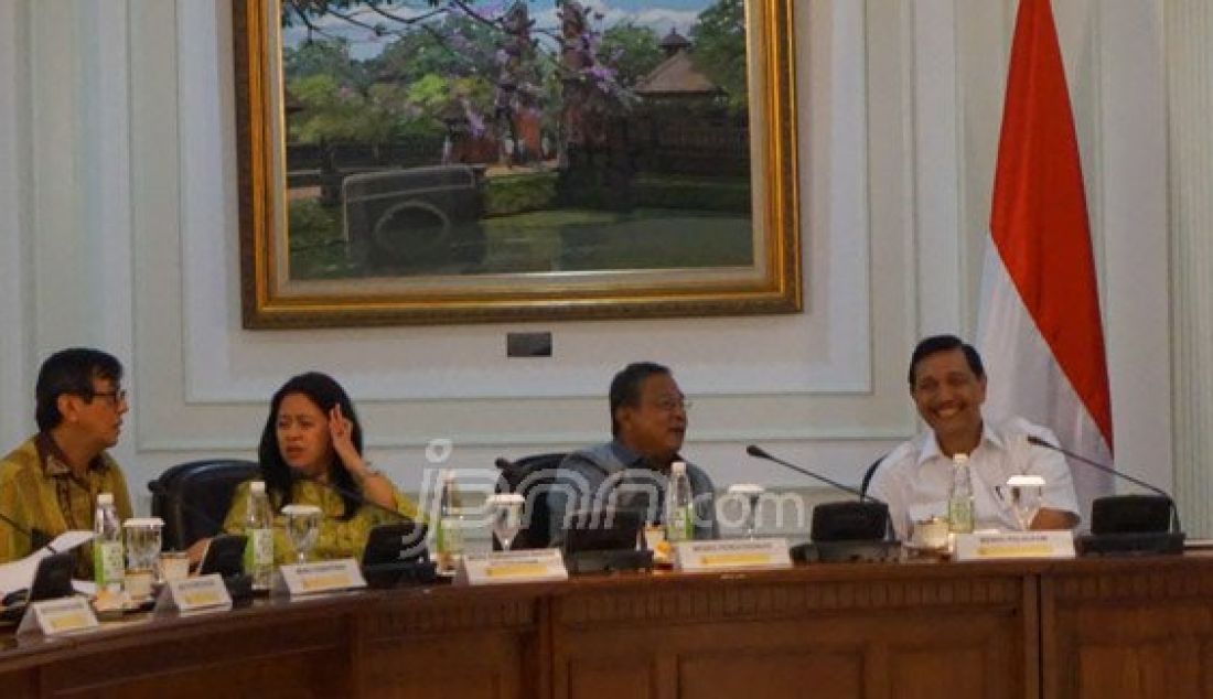 Suasana sebelum rapat terbatas membahas tentang pencegahan terorisme yang dipimpin Presiden Joko Widodo di kantor presiden, Jakarta, Kamis (21/1). Foto: Natalia/JPNN.com - JPNN.com