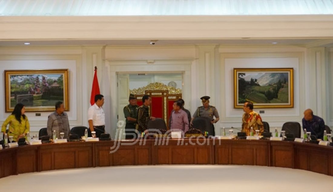 Presiden Joko Widodo, Wapres Jusuf Kalla dan Menkopolhukam Luhut Panjaitan dalam rapat terbatas pencegahan terorisme di kantor presiden, Kamis (21/1). Foto: Natalia/JPNN.com - JPNN.com