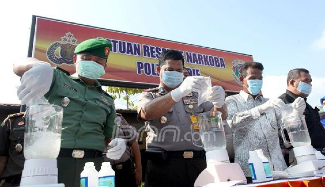 Muspida Plus Kabupaten Pidie, memusnahkan setidaknya sebanyak 2,2 kilogram narkotika jenis sabu di halaman Mapolres Pidie, Kamis (21/1). Foto: Mustaqim/Rakyat Aceh/JPNN.com - JPNN.com