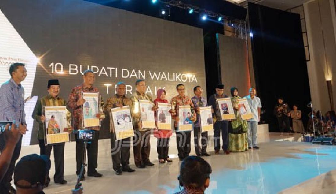 Para kepala daerah hebat saat menerima penghargaan di ajang Jawa Pos Group Awards, bersama CEO Jawa Pos Group Azrul Ananda di Hotel Fairmont, Jakarta, Jumat (22/1). Foto: Natalia/JPNN.com - JPNN.com