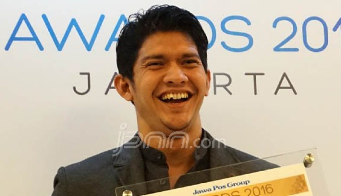 Aktor Iko Uwais saat menerima penghargaab di ajang Jawa Pos Group Awards, Jakarta, Jumat (22/1). Iko Uwais meraih penghargaan sebagai aktor terbaik. Foto: Natalia/JPNN.com - JPNN.com
