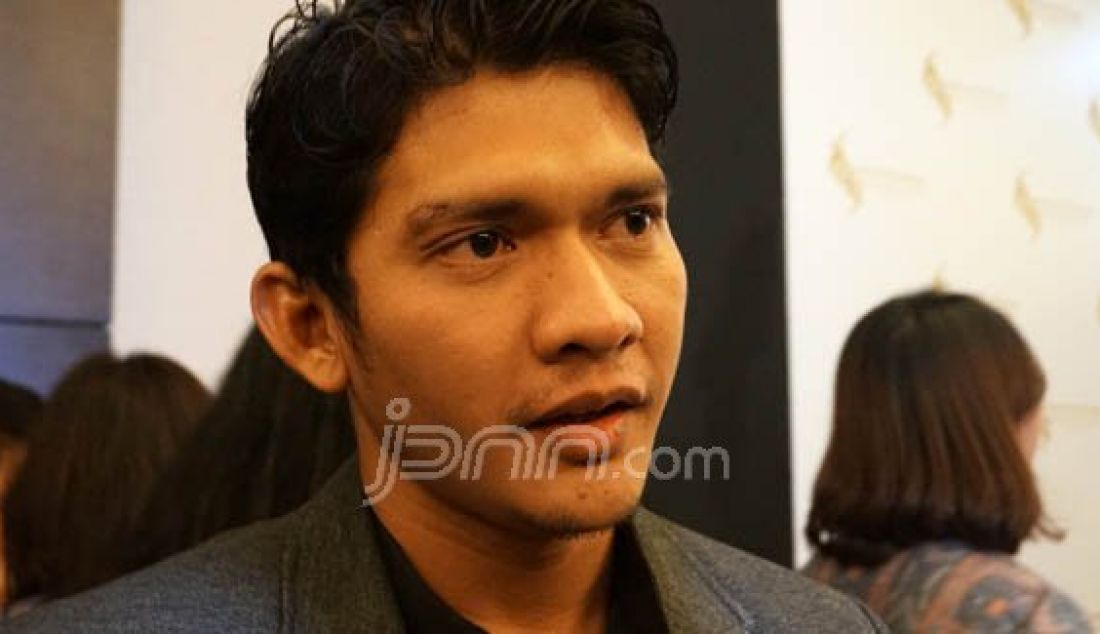Aktor Iko Uwais saat menerima penghargaab di ajang Jawa Pos Group Awards, Jakarta, Jumat (22/1). Iko Uwais meraih penghargaan sebagai aktor terbaik. Foto: Natalia/JPNN.com - JPNN.com