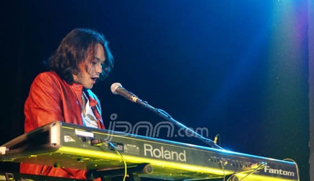 Aksi Vicky Sianipar dan kelompok musiknya di Jawa Pos Group Awards di Hotel Fairmont, Jakarta, Jumat (22/1). Foto: Natalia/JPNN.com - JPNN.com