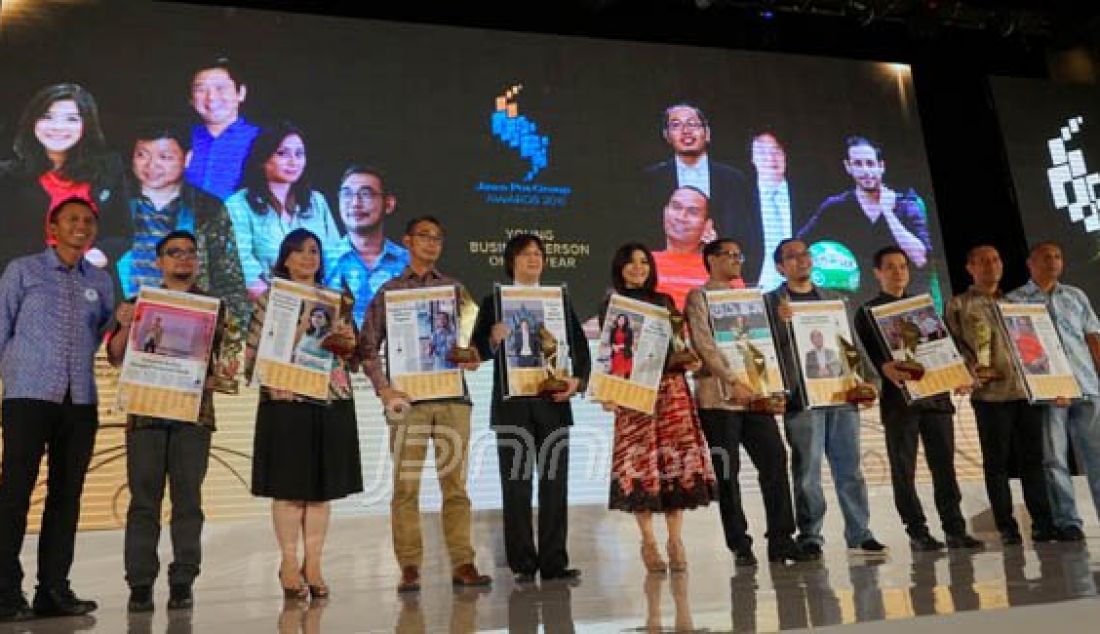 Para pengusaha yang menerima Jawa Pos Group Awards kategori Young Business Person of The Year. Foto: Natalia/JPNN.com - JPNN.com