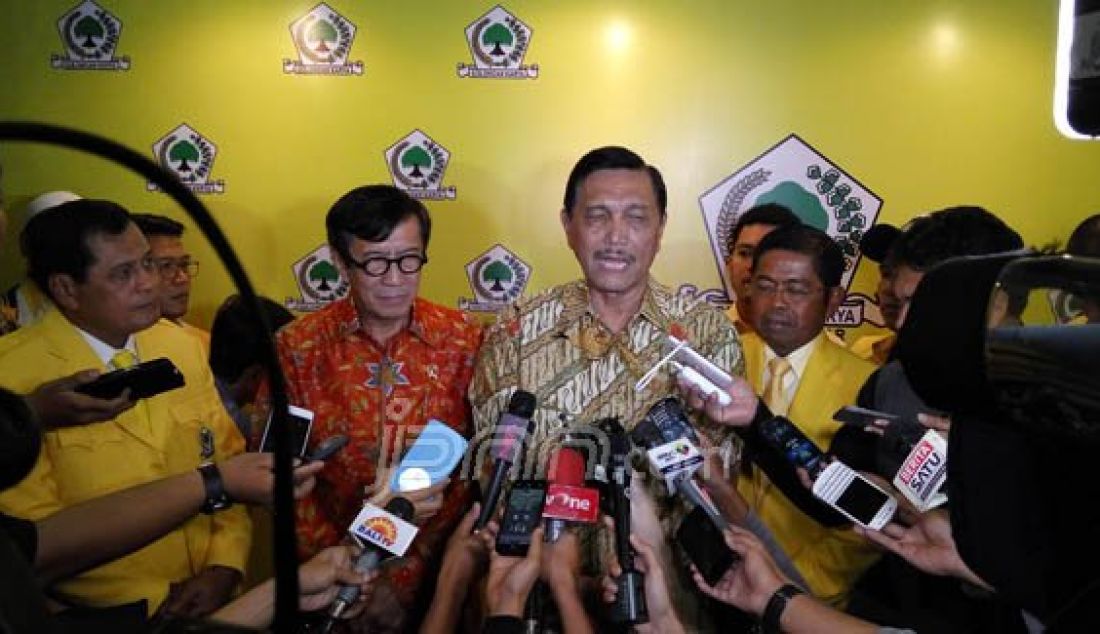 Menteri Hukum dan HAM (Menkumham) Yasonna dan Menkopolhukam Luhut Binsar Panjaitan saat di Rapimnas Golkar, Jakarta, Sabtu (23/1). Foto: M Fathra/JPNN.com - JPNN.com