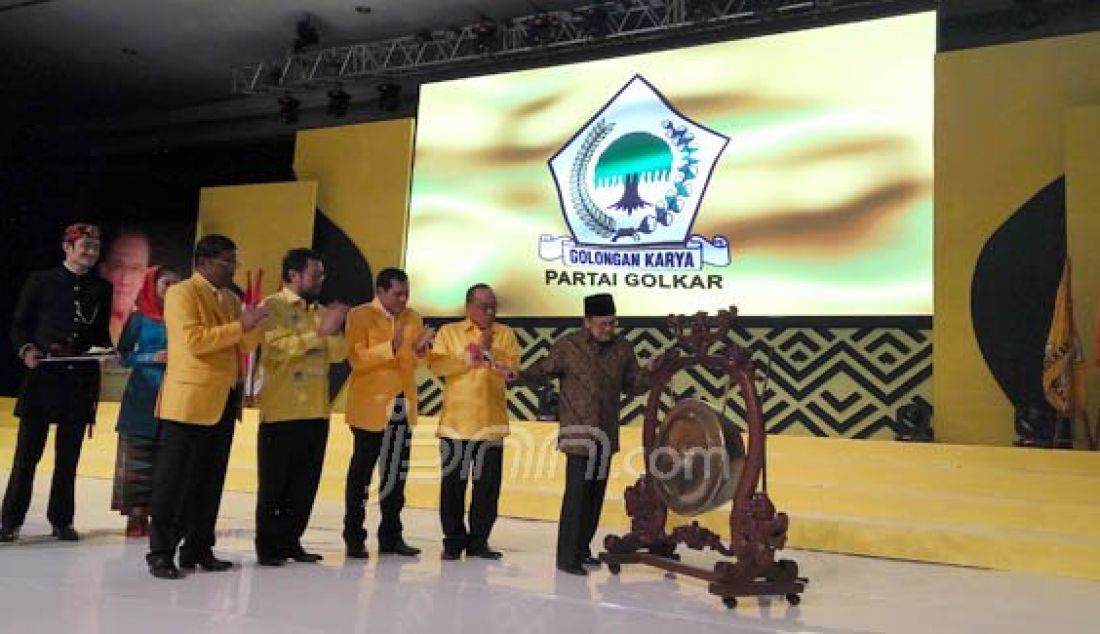BJ Habibie saat membuka Rapimnas Golkar di Jakarta Convention Center (JCC), Jakarta, Sabtu (23/1). Foto: M Fathra/JPNN.com - JPNN.com
