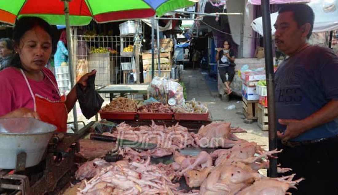 Meski PPN telah dicabut, namun harga daging sapi dan ayam di sejumlah pasar tradisional di Kabupaten Cirebon belum turun. Linda seorang pedagang daging ayam di pasar Sumber Kab Cirebon masih mengeluhkan kondisi tersebut, Sabtu (23/1). Foto: Nur Via/Radar Cirebon/JPNN.com - JPNN.com