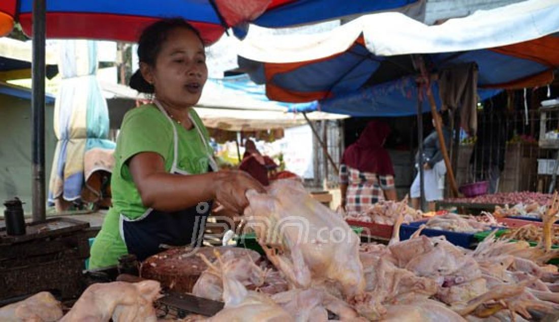 Meski PPN telah dicabut, namun harga daging sapi dan ayam di sejumlah pasar tradisional di Kabupaten Cirebon belum turun. Linda seorang pedagang daging ayam di pasar Sumber Kab Cirebon masih mengeluhkan kondisi tersebut, Sabtu (23/1). Foto: Nur Via/Radar Cirebon/JPNN.com - JPNN.com