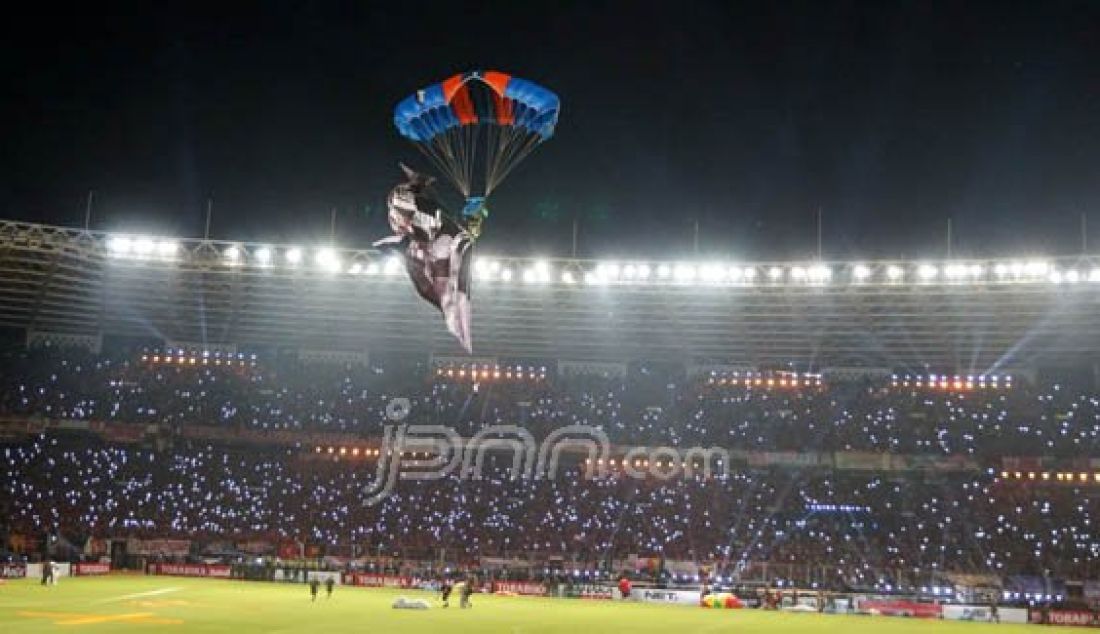 Aksi terjun payung memukau dari prajurit TNI di Piala Sudirman, di GBK Jakarta, Minggu (24/1). Foto: Natalia/JPNN.com - JPNN.com