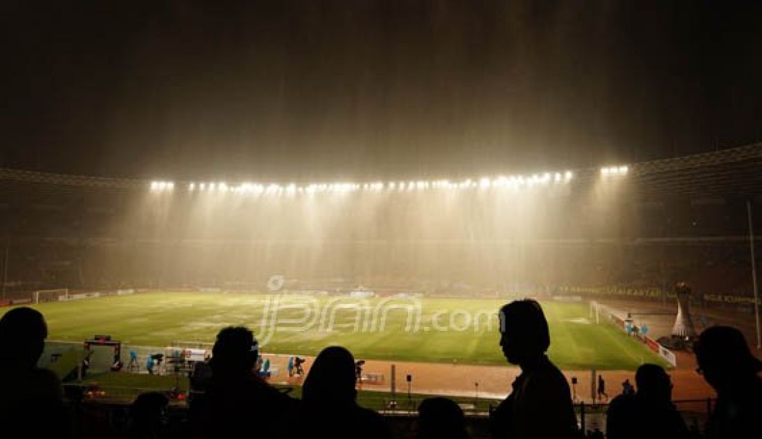 Hujan lebat mengguyur stadion Gelora Bung Karno pada saat laga Final Piala Jenderal Sudirman, Jakarta, Minggu (24/1). Foto: Natalia/JPNN.com - JPNN.com