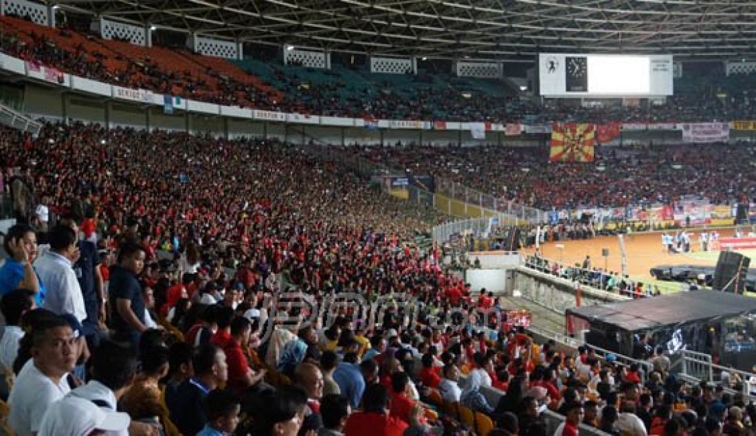 Euforia para penonton dalam Piala Jenderal Sudirman yang diselenggarakan di Gelora Bung Karno, Jakarta, Minggu (24/1). Foto: Natalia/JPNN.com - JPNN.com