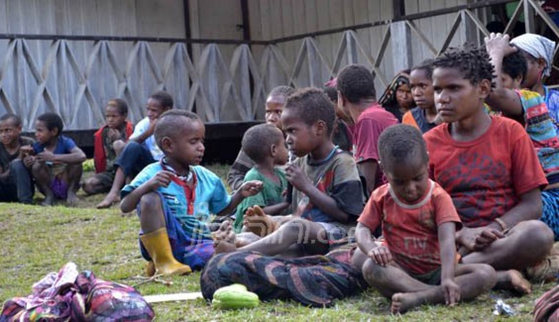 Sejumlah balita dan anak-anak dari Mbua, Kabupaten Nduga saat menunggu giliran guna menjalani pemeriksaan kesehatan, Jayapura, Papua, Minggu (24/1). Foto: Noel/Cendrawasih Pos/JPNN.com - JPNN.com