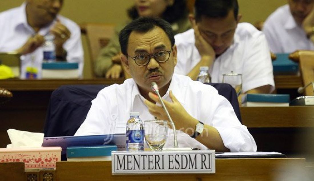 Menteri ESDM Sudirman Said saat mengikuti Rapat Kerja dengan Komisi VII DPR, Nusantara I, Komplek Parlemen, Senayan, Jakarta, Senin (25/1). Rapat tersebut membahas Blok Mahakam dan PT Freeport. Foto: Ricardo/JPNN.com - JPNN.com