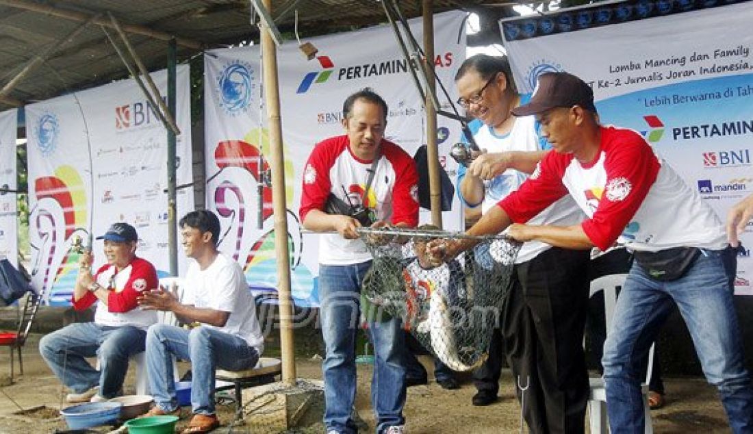 Menteri Koperasi dan UKM, AA Gede Ngurah Puspayoga menerima secara simbolis gerakan sejuta benih ikan yang diberikan oleh Ketua Panitia Aziz Indra (dua kanan) saat perayaan HUT Jurnalis Joran Indonesia (Jojoners) ke 2 di kolam Pemancingan Puspita, Jakarta Timur, Sabtu (23/16). Foto: Ricardo/JPNN.com - JPNN.com