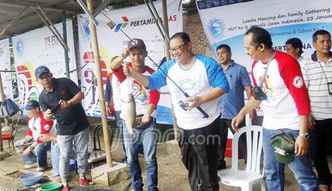 Menteri Koperasi dan UKM, AA Gede Ngurah Puspayoga menerima secara simbolis gerakan sejuta benih ikan yang diberikan oleh Ketua Panitia Aziz Indra (dua kanan) saat perayaan HUT Jurnalis Joran Indonesia (Jojoners) ke 2 di kolam Pemancingan Puspita, Jakarta Timur, Sabtu (23/16). Foto: Ricardo/JPNN.com - JPNN.com