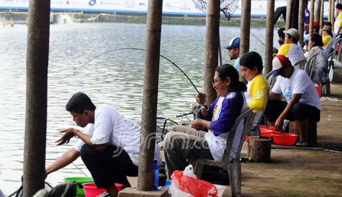 Menteri Koperasi dan UKM, AA Gede Ngurah Puspayoga menerima secara simbolis gerakan sejuta benih ikan yang diberikan oleh Ketua Panitia Aziz Indra (dua kanan) saat perayaan HUT Jurnalis Joran Indonesia (Jojoners) ke 2 di kolam Pemancingan Puspita, Jakarta Timur, Sabtu (23/16). Foto: Ricardo/JPNN.com - JPNN.com