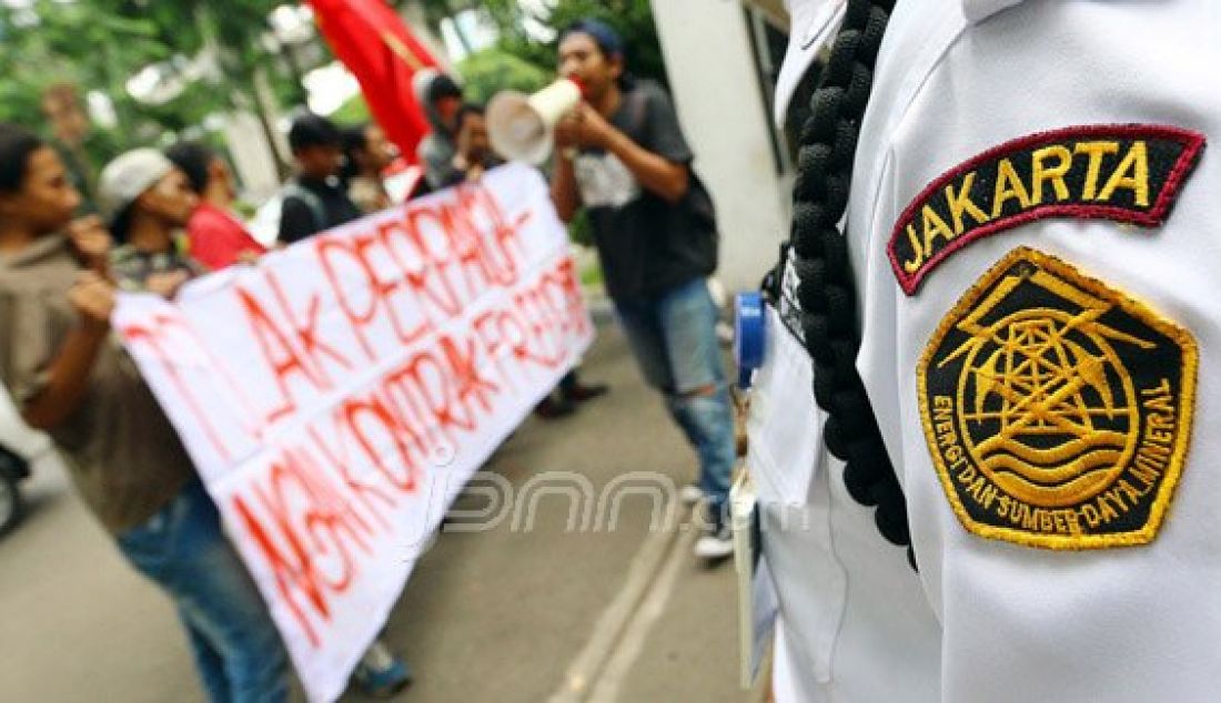 Puluhan mahasiswa yang tergabung dalam Front Indonesia Semesta (FIS) berunjuk rasa di depan Kantor Kementerian ESDM, Jakarta, Jumat (22/1). Massa mendesak Kementrian ESDM yang mewakili pemerintah untuk tidak memperpanjang kontrak PT Freeport. Sleain itu massa juga mendesak pencopotan Menteri ESDM. Foto: Ricardo/JPNN.com - JPNN.com