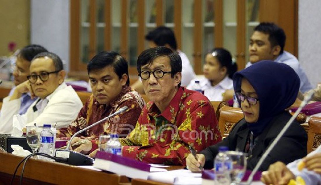 Menkumham Yassona Laoly mengikuti rapat konsultasi dengan Badan Legislasi DPR dan DPD di Ruang Badan Legislasi DPR, Nusantara I, Komplek Parlemen, Senayan, Jakarta, Senin (25/1). Foto: Ricardo/JPNN.com - JPNN.com