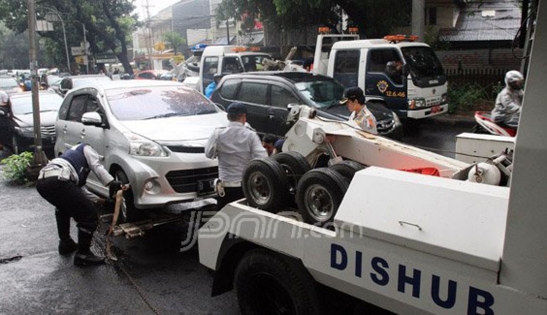 Dinas Perhubungan DKI Jakarta menderek mobil yang parkir liar di Jalan Hang Lekir Kebayoran Baru, Jakarta, Senin (25/1). Operasi tersebut sebagai upaya penertiban parkir-parkir liar. Foto: Ricardo/JPNN.com - JPNN.com