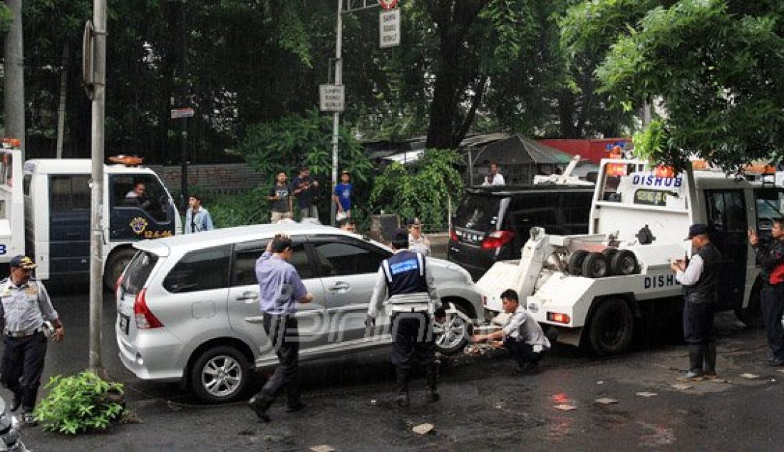 Dinas Perhubungan DKI Jakarta menderek mobil yang parkir liar di Jalan Hang Lekir Kebayoran Baru, Jakarta, Senin (25/1). Operasi tersebut sebagai upaya penertiban parkir-parkir liar. Foto: Ricardo/JPNN.com - JPNN.com