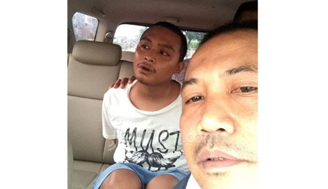 TIDAK MELAWAN: Joan Alexander salah satu pengeroyok polisi dalam kasus Berland saat dikeler ke Mapolres Metro Jakarta Timur. Foto: Indra/Indopos/JPNN.com - JPNN.com