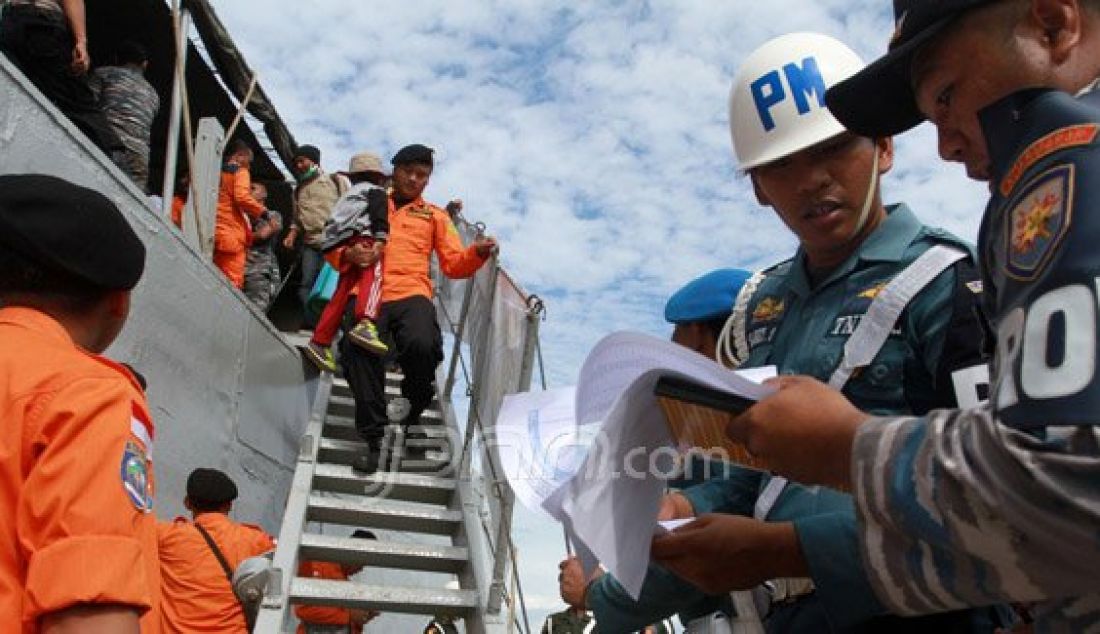 EKS GAFATAR: Sebanyak 351 warga eks anggota Gerakan Fajar Nusantara (Gafatar) yang diangkut dengan KRI Gilimanuk 531 akhirnya tiba di Pelabuhan Tanjung Emas Semarang, Senin (25/1). Mereka selanjutnya dibawa ke Asrama Haji Donohudan Solo. Foto: Adityo/Radar Semarang/JPNN.com - JPNN.com