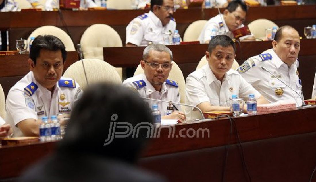 Menteri Perhubungan Ignasius Jonan saat mengikuti rapat kerja dengan Komisi V DPR, Jakarta, Selasa (26/1). Rapat tersebut membahas Hasil pemeriksaan semester (Hapsem) BPK dan evaluasi pelaksanaan APBN TA 2015. Foto: Ricardo/JPNN.com - JPNN.com