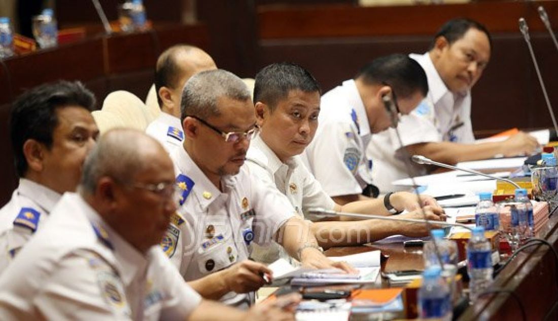 Menteri Perhubungan Ignasius Jonan saat mengikuti rapat kerja dengan Komisi V DPR, Jakarta, Selasa (26/1). Rapat tersebut membahas Hasil pemeriksaan semester (Hapsem) BPK dan evaluasi pelaksanaan APBN TA 2015. Foto: Ricardo/JPNN.com - JPNN.com