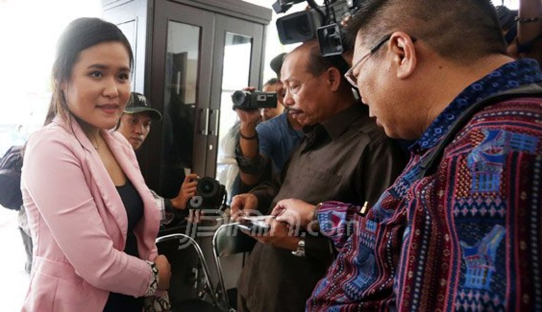 Jessica Kumala Wongso saat mendatangi Komnas HAM, Jakarta, Rabu (27/1). Foto: Ricardo/JPNN.com - JPNN.com