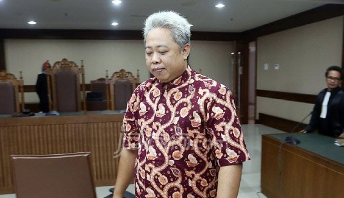 Terdakwa Anggota Majelis Hakim PTUN Medan, Amir Fauzi usai menjalani sidang putusan di Pengadilan Tipikor, Kemayoran, Jakarta, Rabu (27/1). Amir divonis 2 tahun penjara denda Rp 200 juta subsider 2 bulan kurungan. Foto: Ricardo/JPNN.com - JPNN.com