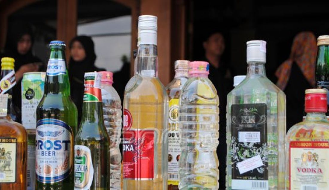 Satuan Reserse Narkoba Polrestabes Bandung menggelar ekspose miras, Kamis (28/1). Sebanyak 5.489 botol minuman keras dari berbagai merek dan 12 jerigen berisi tuak didapat dari hasil razia. Foto: Amri/Bandung Ekspres/JPNNN.com - JPNN.com