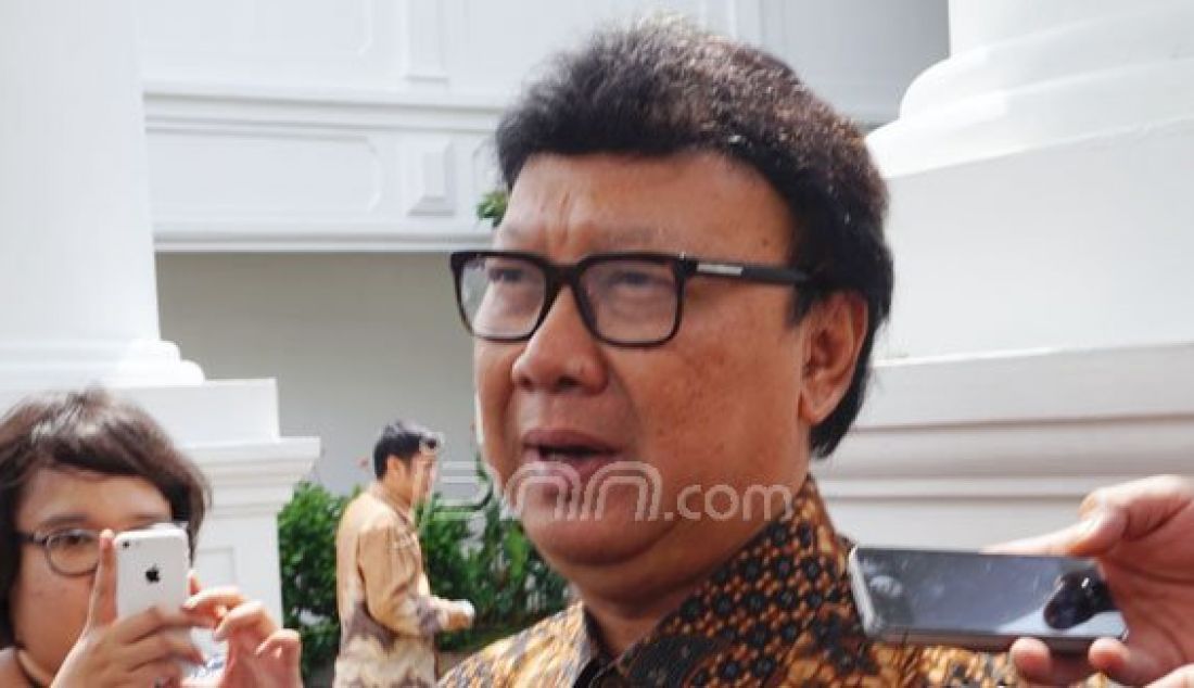 Menteri Dalam Negeri (Mendagri) Tjahjo Kumolo saat berada di kompleks Istana Negara, Jakarta, Kamis (28/1). Foto: Natalia/JPNN.com - JPNN.com