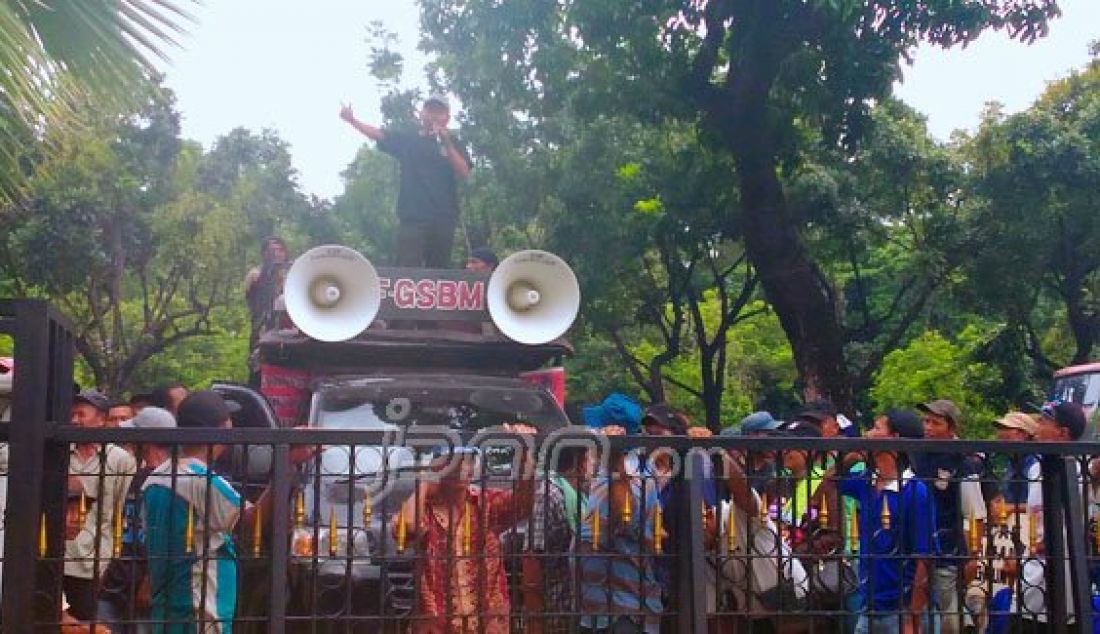 Puluhan tukang becak saat berdemo di depan kantor Balai Kota DKI Jakarta, Kamis (28/1). Foto: Gilang/JPNN.com - JPNN.com