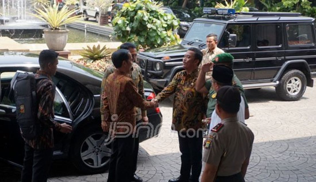 Presiden Joko Widodo saat datang ke Balai Kota, Jumat (29/1). Kedatangan Jokowi ke Balai kota langsung disambut oleh Gubernur DKI Jakarta Basuki Tjahaja Purnama (Ahok). Foto: Natalia/JPNN.com - JPNN.com