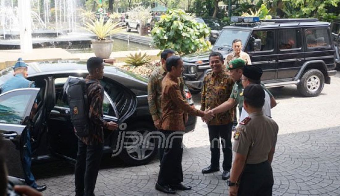 Presiden Joko Widodo saat datang ke Balai Kota, Jumat (29/1). Kedatangan Jokowi ke Balai kota langsung disambut oleh Gubernur DKI Jakarta Basuki Tjahaja Purnama (Ahok). Foto: Natalia/JPNN.com - JPNN.com