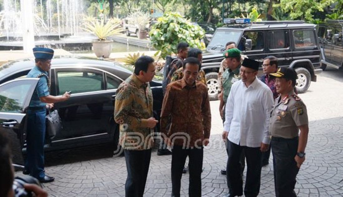 Presiden Joko Widodo saat datang ke Balai Kota, Jumat (29/1). Kedatangan Jokowi ke Balai kota langsung disambut oleh Gubernur DKI Jakarta Basuki Tjahaja Purnama (Ahok). Foto: Natalia/JPNN.com - JPNN.com