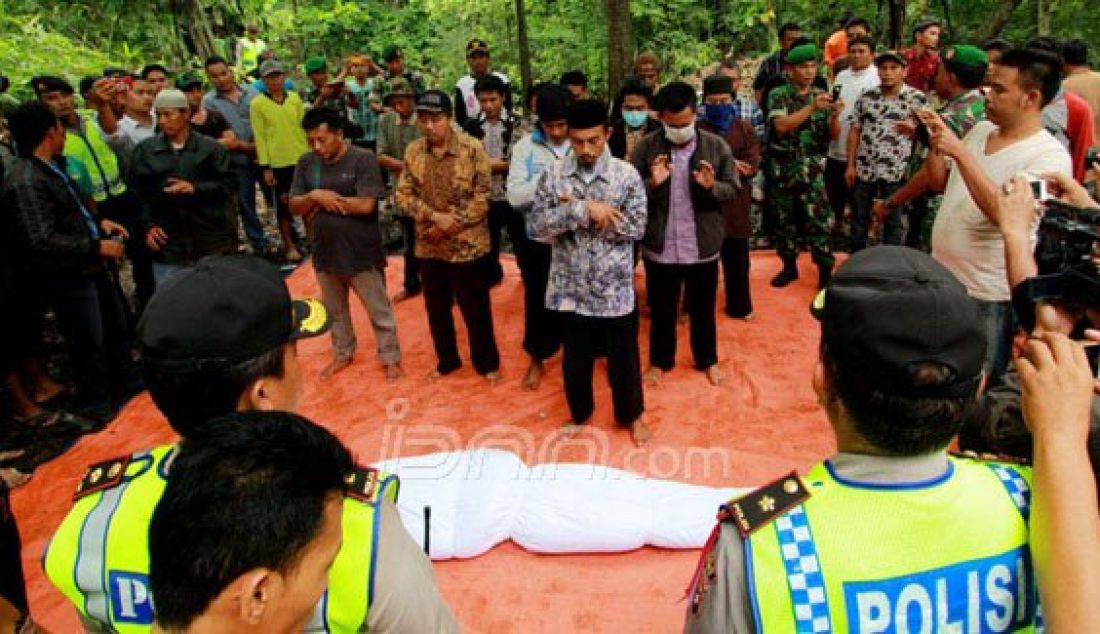 DIMAKAMKAN: Meski awalnya sempat ditolak sebagian warga, salah seorang terduga teroris bom Sarinah Thamrin, Ahmad Muhazan alias Azan (24), akhirnya dimakamkan di tanah kelahirannya, Desa Kedungwungu Kecamatan Krangkeng, Kabupaten Indramayu, Kamis (28/1). Foto: Utoyo/Radar Cirebon/JPNN.com - JPNN.com