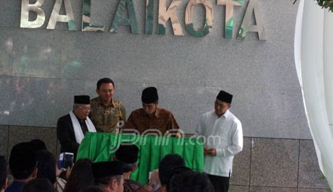 Presiden Joko Widodo, Gubernur DKI Jakarta Basuki Tjahaja Purnama, Menteri Agama Lukman Hakim Saifuddin dan Ketua MUI Ma'aruf Amin saat peresmian Masjid Fatahilah di Balai Kota DKI Jakarta, Jumat (29/1). Foto: Natalia/JPNN.com - JPNN.com