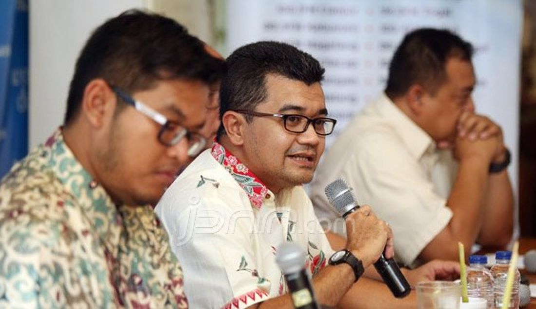 Psikolog Forensik Reza Indragiri Amriel menjadi pembicara pada diskusi bertema Mencari Sang Pembunuh di Jakarta, Sabtu (30/1). Foto: Ricardo/JPNN.com - JPNN.com