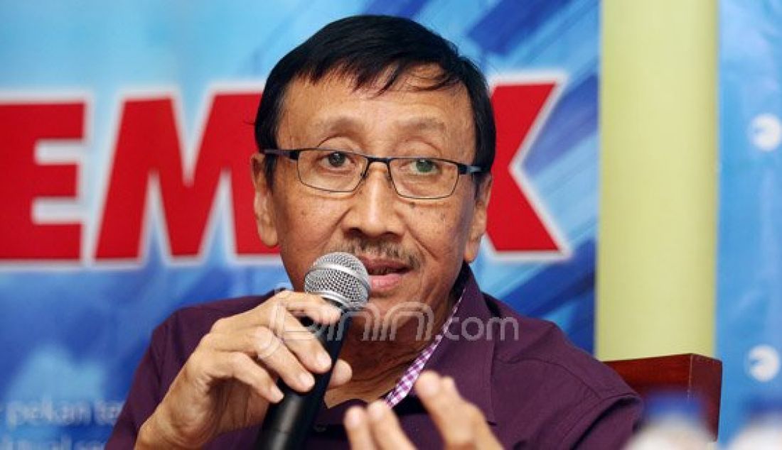 Psikiater Syailendra menjadi pembicara pada diskusi bertema Mencari Sang Pembunuh di Jakarta, Sabtu (30/1). Foto: Ricardo/JPNN.com - JPNN.com