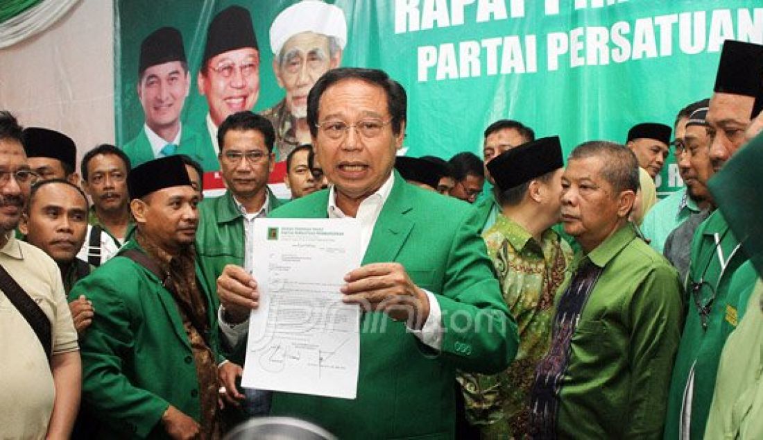 Ketua Umum PPP Djan Faridz bersama pengurus DPP dan DPW PPP se Indonesia menyatakan dukungan kepada pemerintah saat digelarnya Rapimnas II PPP di Bogor, jawa Barat, Jumat (29/1). Foto: Ricardo/JPNN.com - JPNN.com