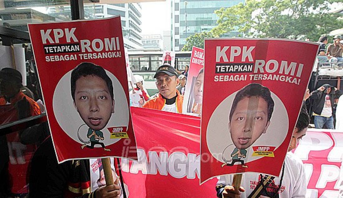 Massa yang tergabung dalam Jaringan Masyarakat Peduli Petani (JMPP) membawa poster Ketua Umum PPP versi muktamar Surabaya Romahurmuziy saat melakukan aksi unjuk rasa di depan Gedung KPK, Jakarta, Jumat (29/1). Dalam aksinya mereka mendesak KPK agar segera memeriksa Romahurmuziy alias Romy terkait kasus korupsi pengadaan benih jagung dan benih kopi. Foto : Ricardo/JPNN.com - JPNN.com