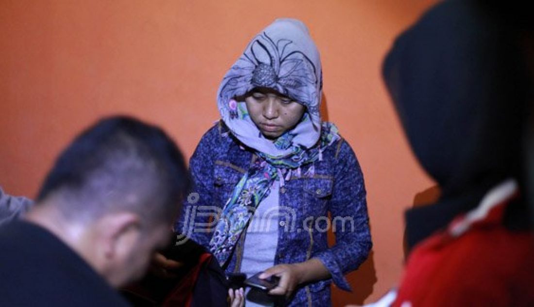 Salah seorang pasangan bukan suami istri turut diamankan oleh aparat Polres Gorontalo Kota, dalam Operasi Pekat 2016, sabtu (30/1). Foto: Natha/Gorontalo Post/JPNN.com - JPNN.com
