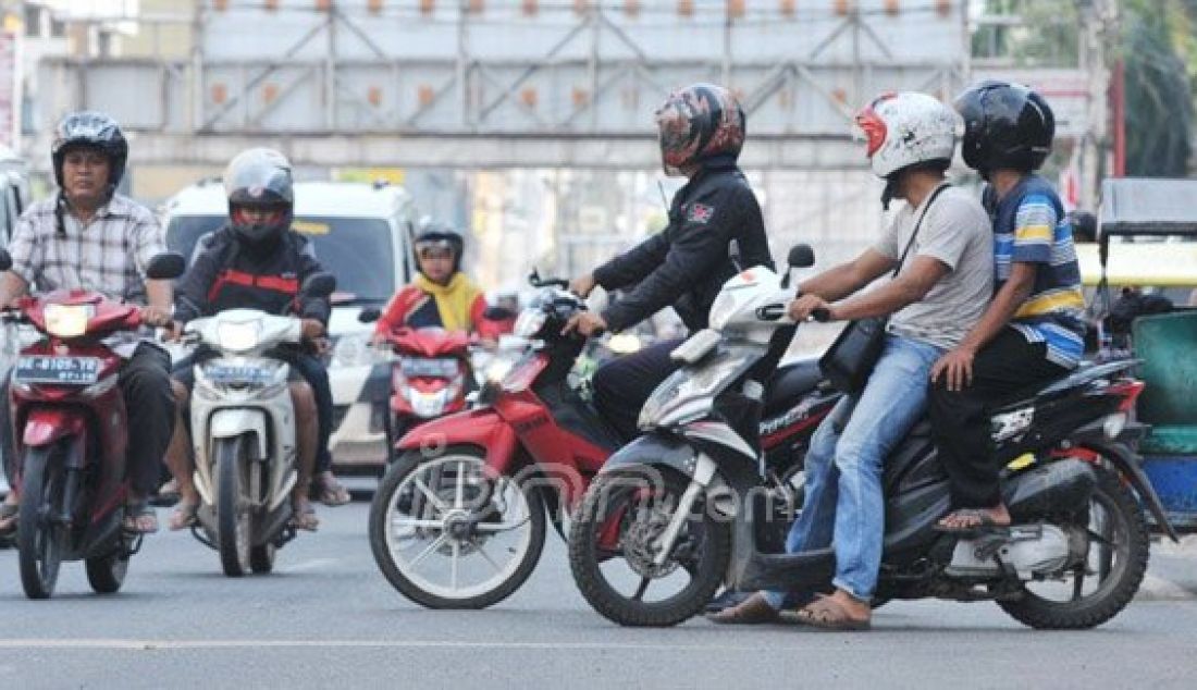 Dua pengendara roda dua tamapk melawan arus di jalan kartini Tanjungkarang pusat, Minggu (31/1). Kondisi tersebut sangat membahayakan bagi diri sendiri juga pengendara lain yang melintas. Foto: Radar Lampung/JPNN.com - JPNN.com