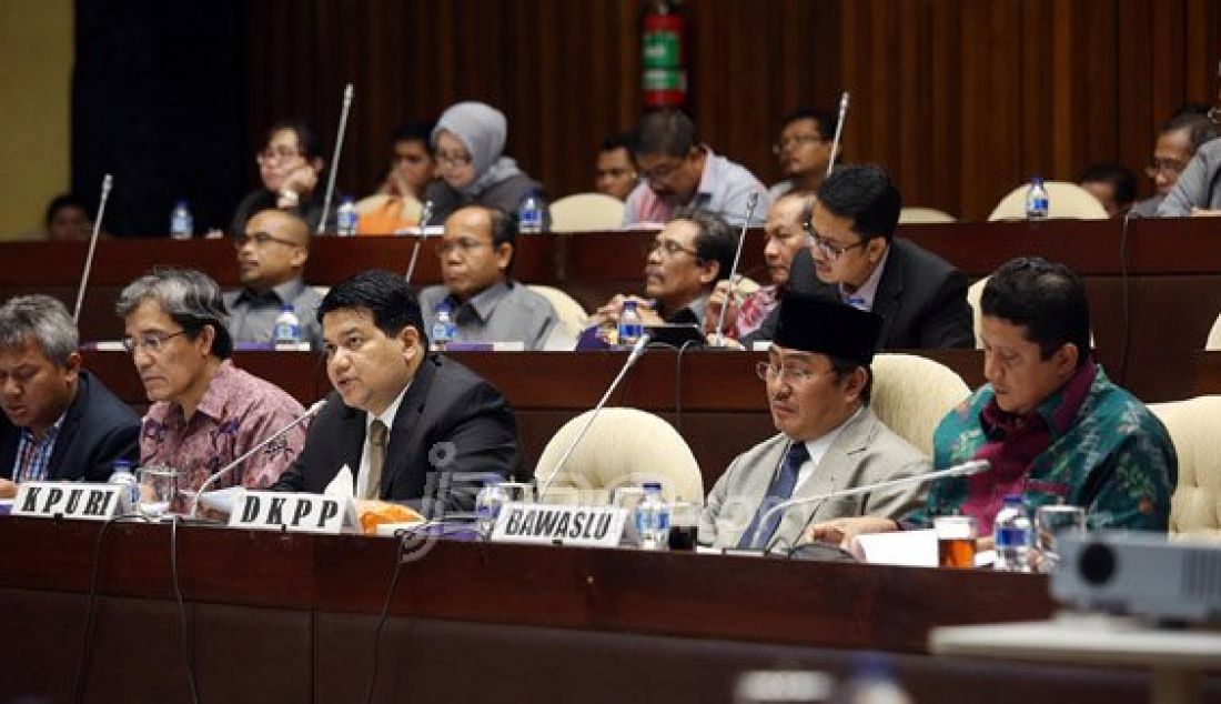 Ketua KPU Husni Kamil Manik (tengah), bersama Ketua DKPP Jimly Asshiddiqie (kedua kanan) dan Ketua Bawaslu Muhammad (kanan) mengikuti rapat dengar pendapat dengan Komisi II DPR, Jakarta, Senin (1/2). Rapat tersebut membahas evaluasi penyelenggaraan Pilkada Serentak 2015 dan masa retensi Surat Suara. Foto: Ricardo/JPNN.com - JPNN.com