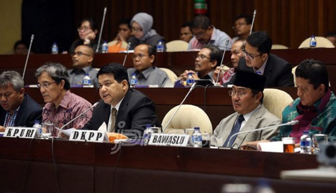 Ketua KPU Husni Kamil Manik (tengah), bersama Ketua DKPP Jimly Asshiddiqie (kedua kanan) dan Ketua Bawaslu Muhammad (kanan) mengikuti rapat dengar pendapat dengan Komisi II DPR, Jakarta, Senin (1/2). Rapat tersebut membahas evaluasi penyelenggaraan Pilkada Serentak 2015 dan masa retensi Surat Suara. Foto: Ricardo/JPNN.com - JPNN.com